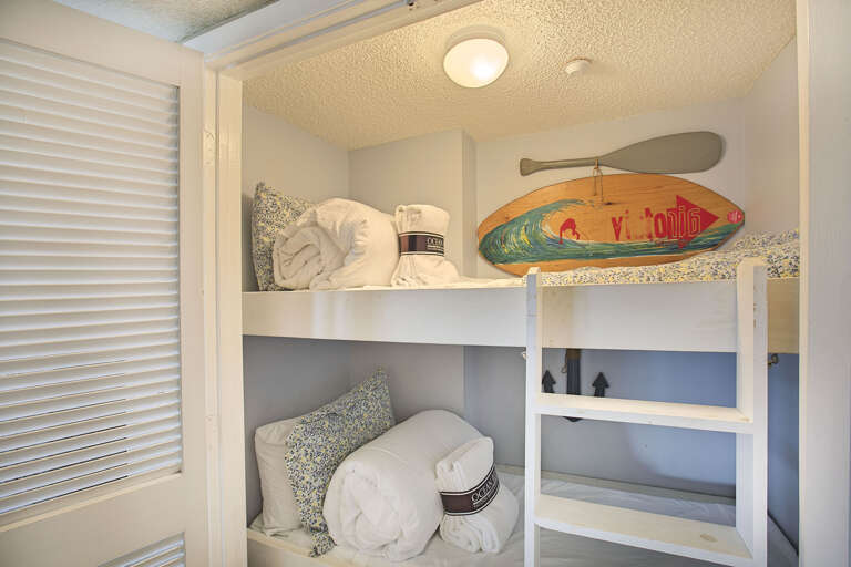 20-Mainsail-351-Bunk-Nook