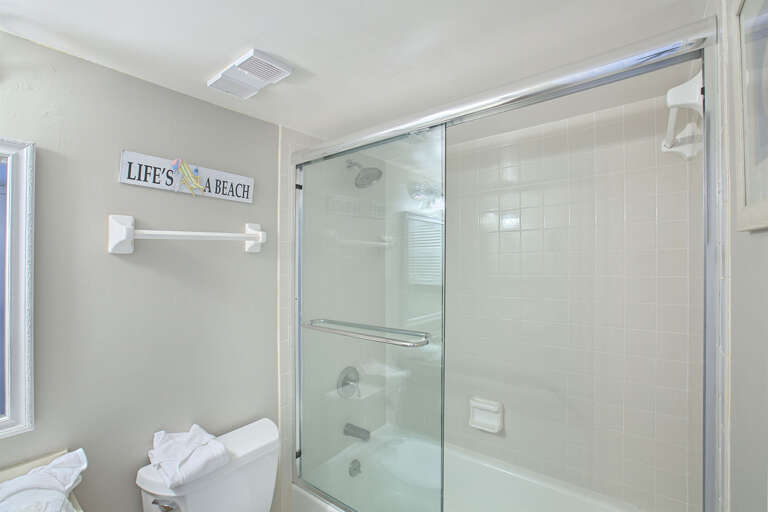 20-Mainsail-351-Guest-Bath