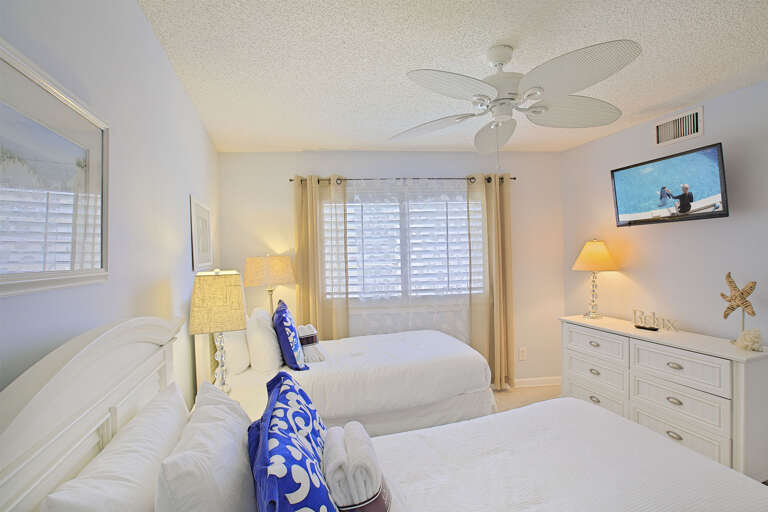 20-Mainsail-351-Guest-Bed