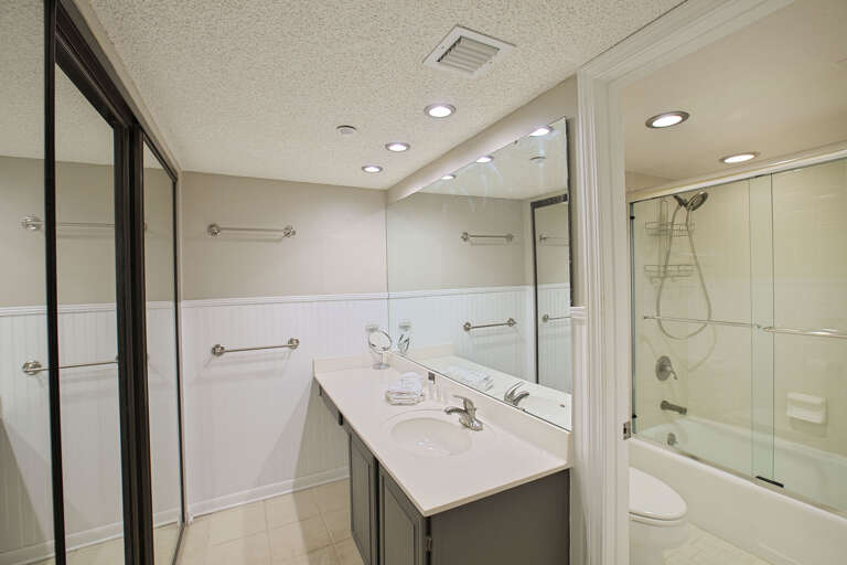 20-Mainsail-351-Master-Bath
