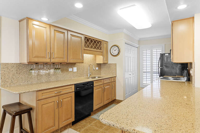 24-Mainsail-125-Kitchen