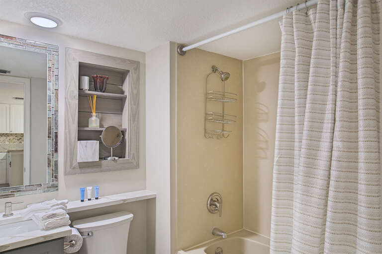 20-Edgewater-1500-Guest-Bath