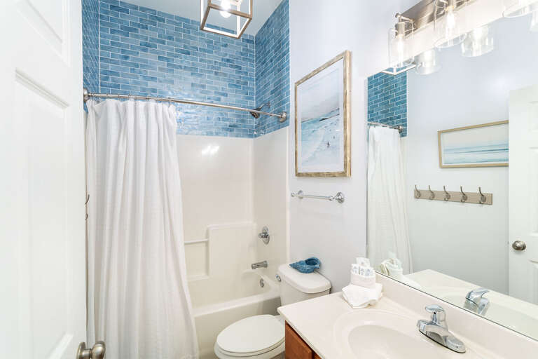 22-Seagrove-Highlands-2105-Guest-Bathroom