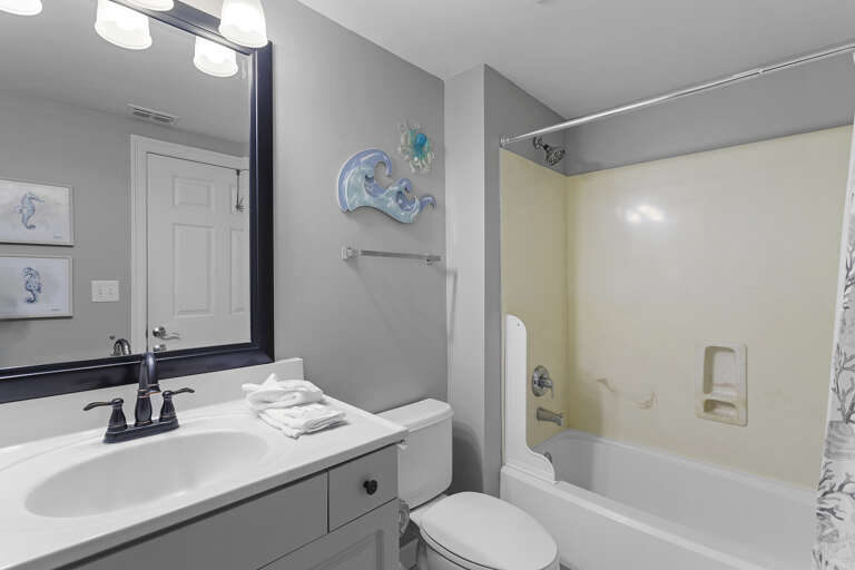 24-Sterling-Shores-207-Guest-Bathroom