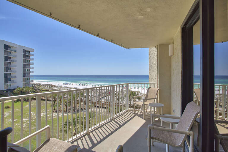 21-Mainsail-233-Balcony