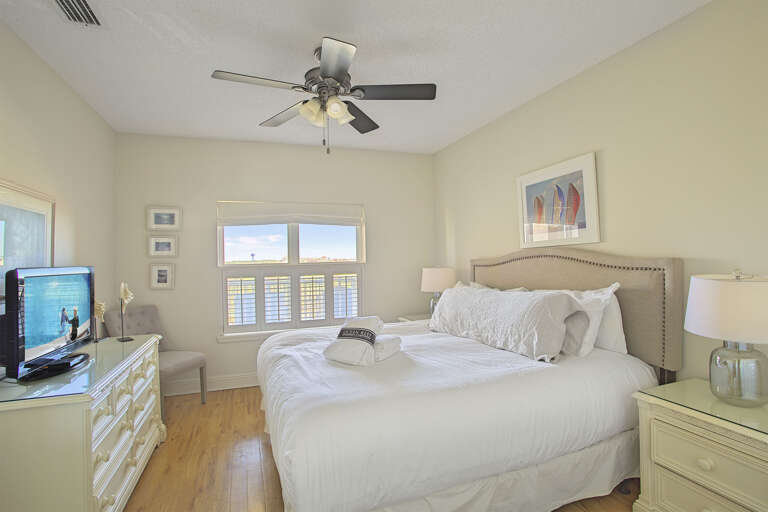 21-Emerald-Dunes-504-Guest-Bed