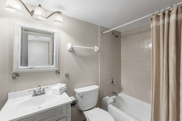 Mainsail 215 Guest Bathroom 2