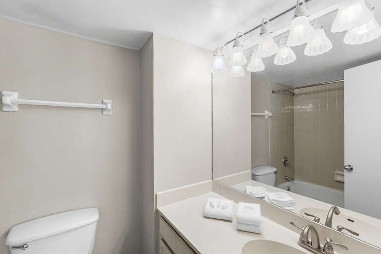 Mainsail 215 Guest Bathroom