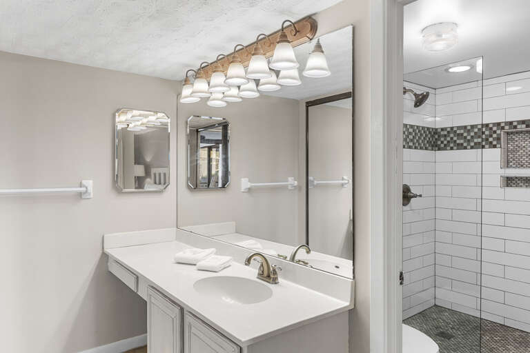 Mainsail 215 Master Bathroom