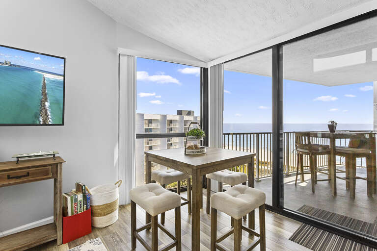 23-Mainsail-286-Dining