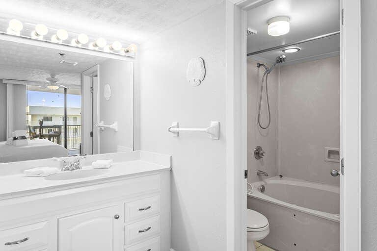 23-Mainsail-286-Primary-Bath