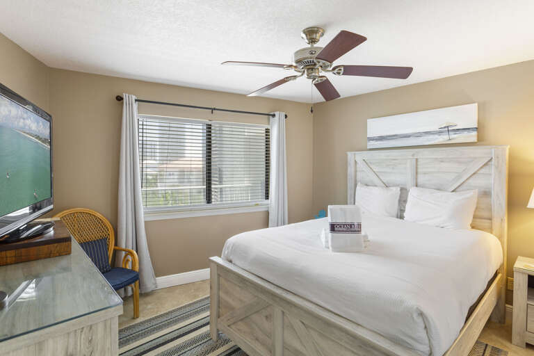 22-Mainsail-236-Guest-Bed