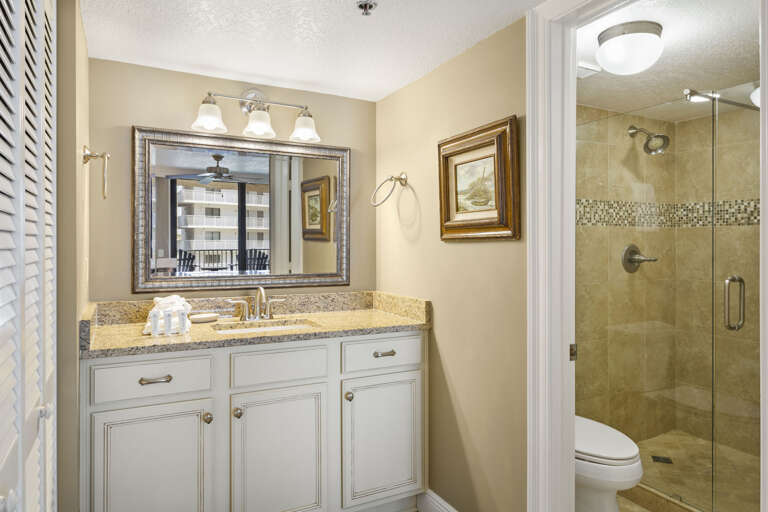 22-Mainsail-236-Master-Bath