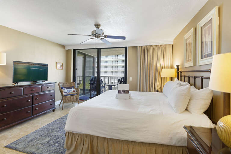 22-Mainsail-236-Master-Bed