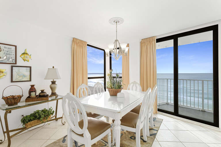 23-Mainsail-181-Dining