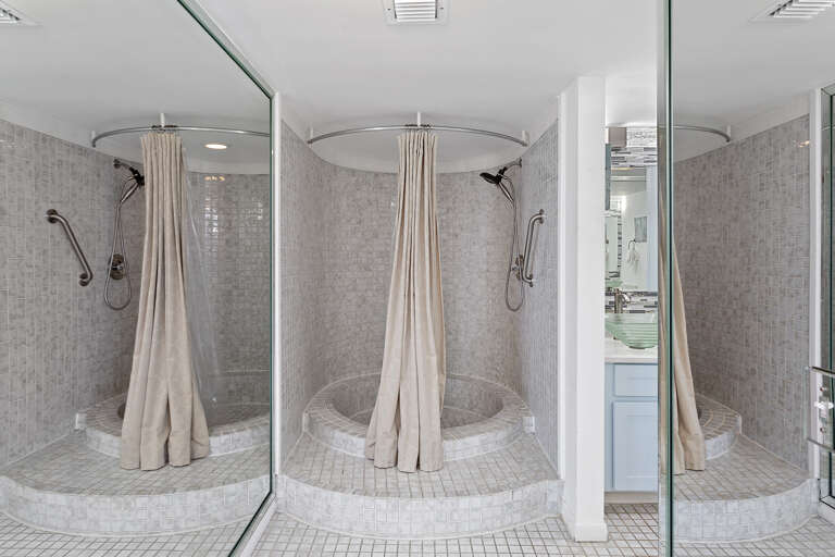 23-Mainsail-181-Shower