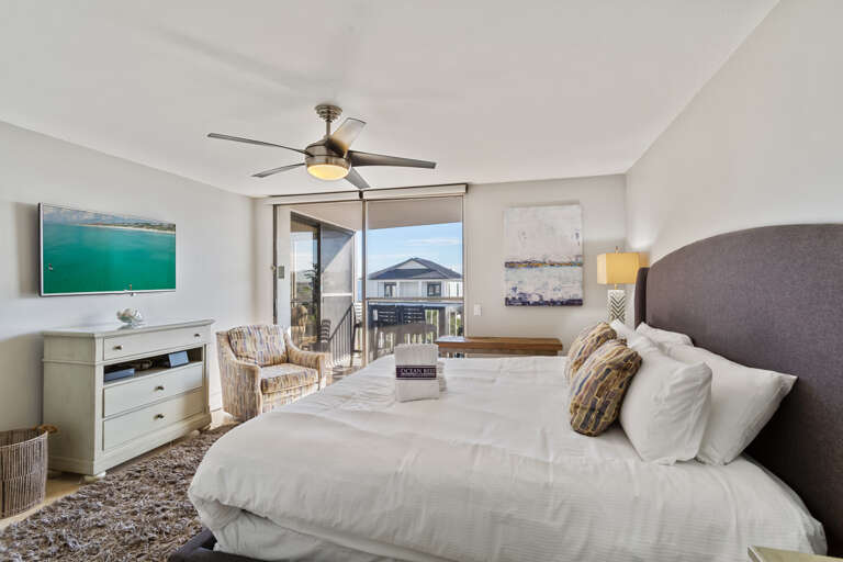 23-Mainsail-332-Bedroom