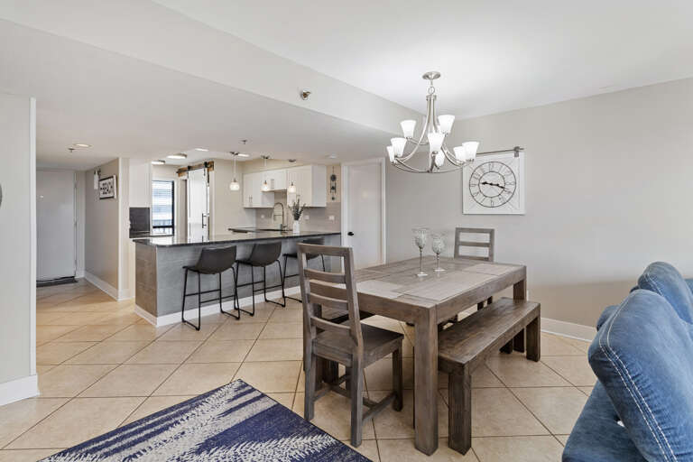 23-Mainsail-332-Dining-Alt