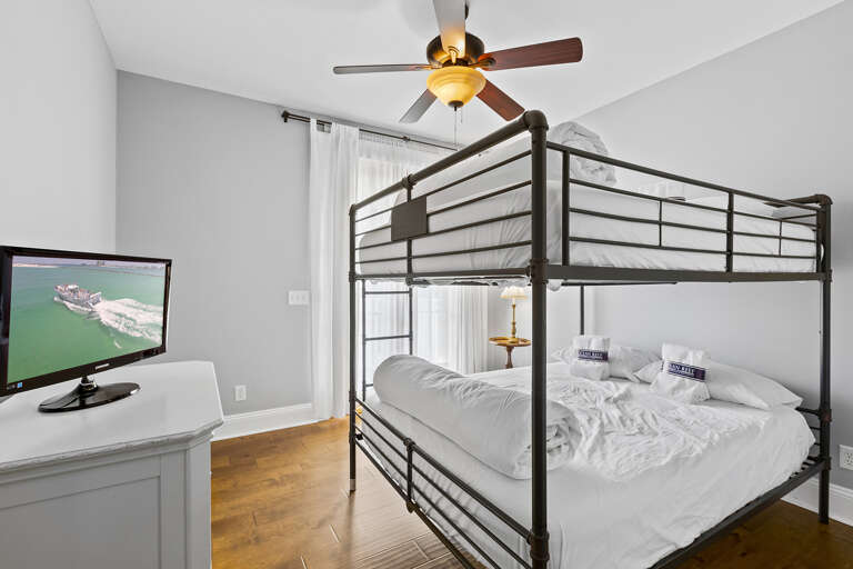 23-Grayt-Expectations-Bedroom-4