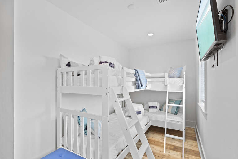 23-Seas-The-Day-Bunk-Room