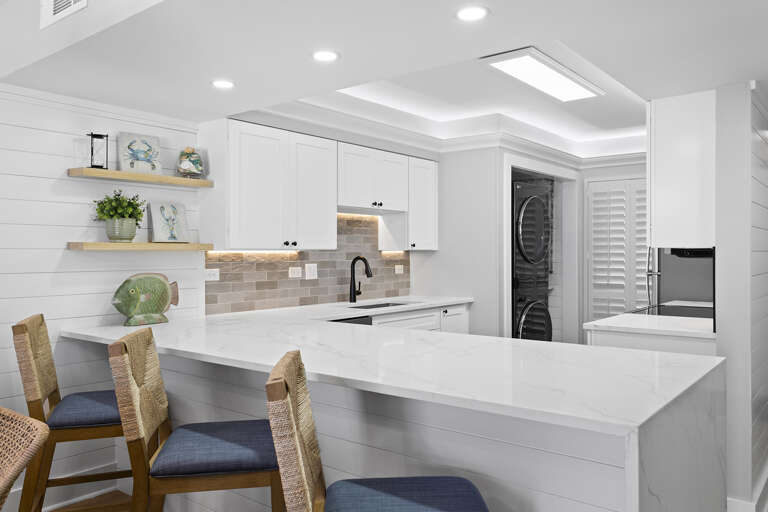 04-Mainsail-162-Kitchen