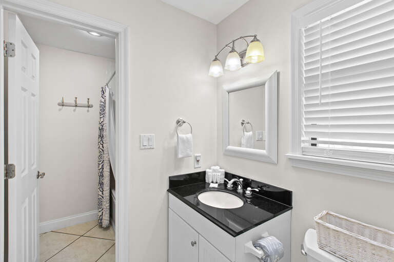 Beachwood Villas 14D Guest Bathroom Beachwood Villas 14D Guest Bathroom