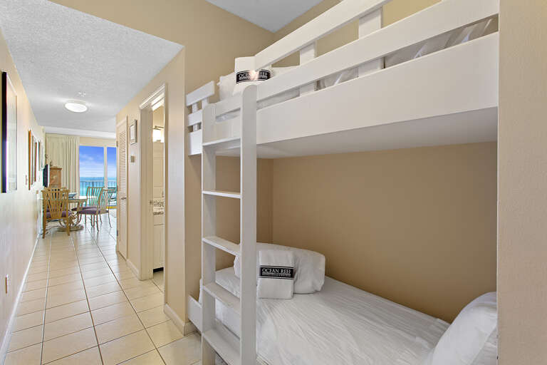 23-Majestic-Sun-209B-Bunk-Nook