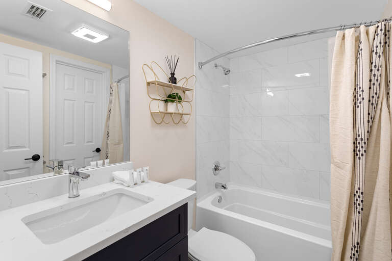 24-Huntington-by-the-Sea-106-Guest-Bathroom