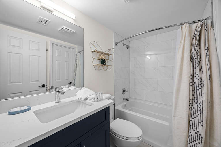 Huntington By The Sea 106 Guest Bathroom