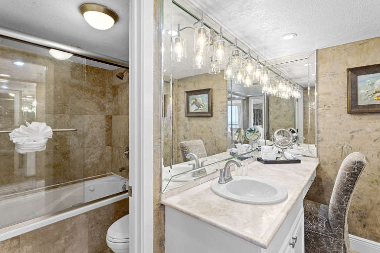 24-Mainsail-271-Primary-Bathroom