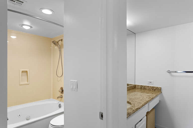 24-Mainsail-158-Primary-Bathroom