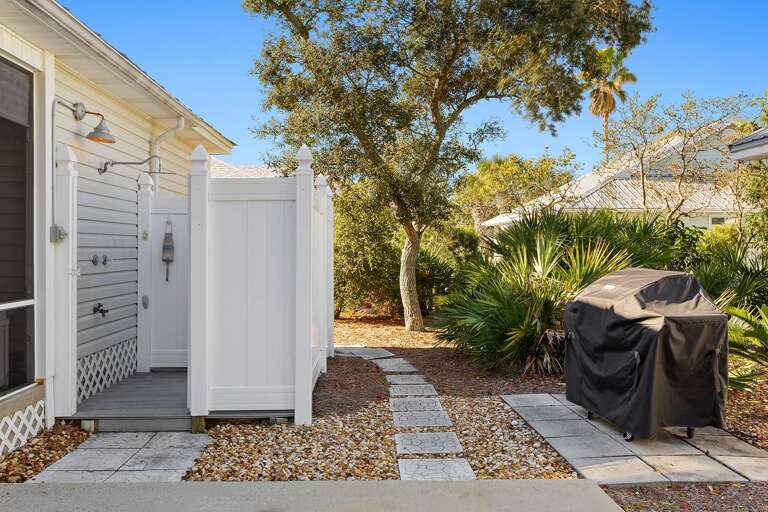 24-Sea-Breeze-Cottage-Outdoor-Shower
