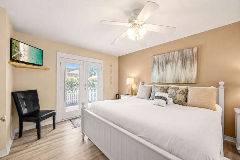 Sea Breeze Cottage Primary Bedroom
