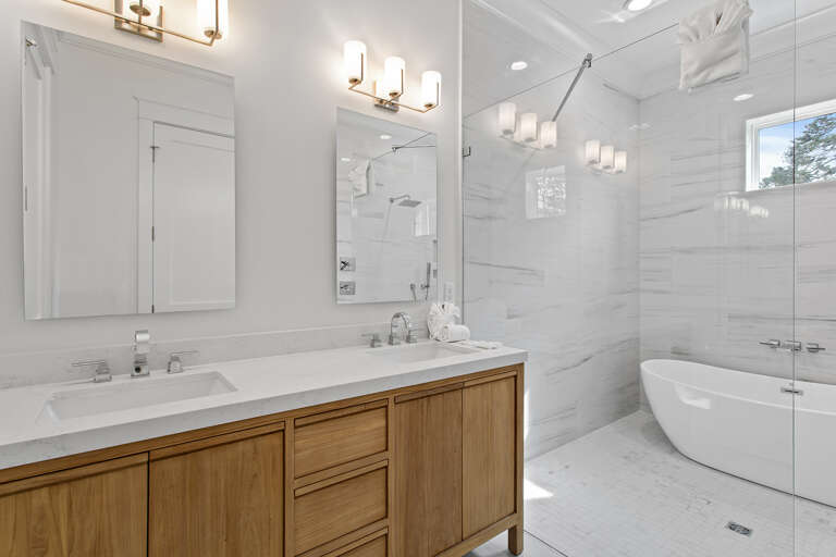 24-SeaStone-Primary-Bath