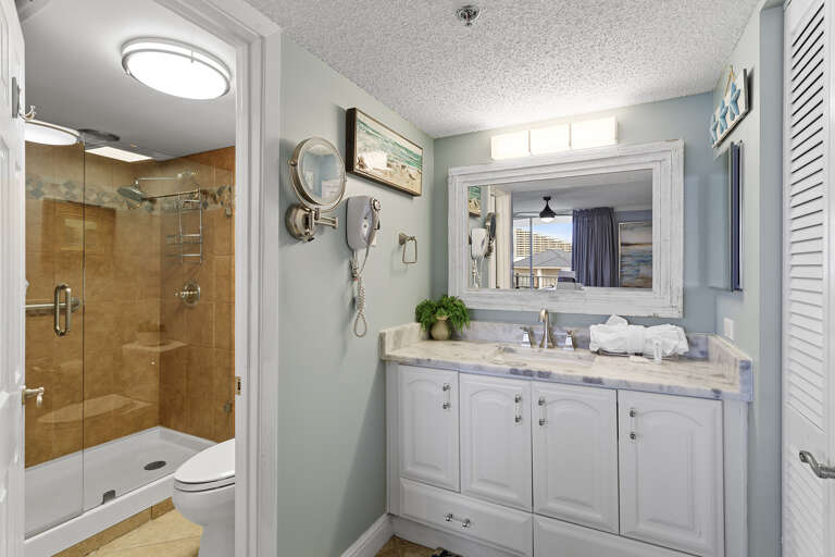 24-Mainsail-433-Primary-Bathroom