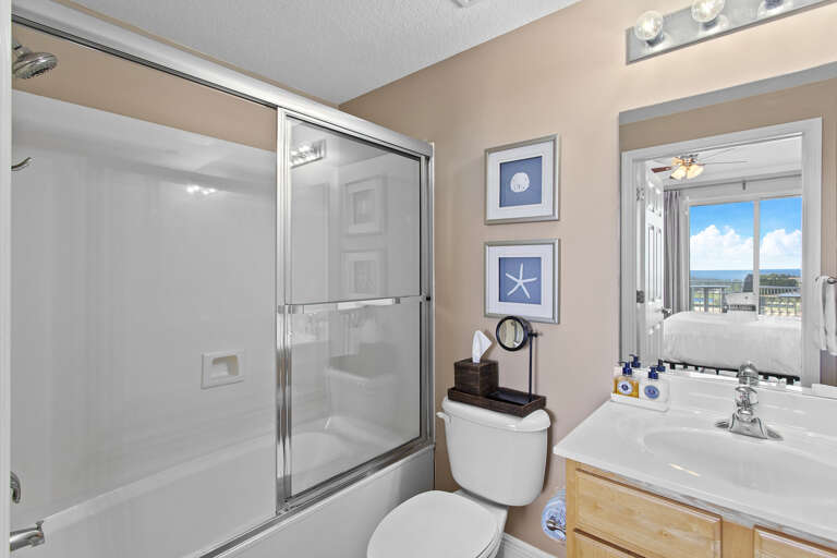 Ariel1201 Guest Bathrooom