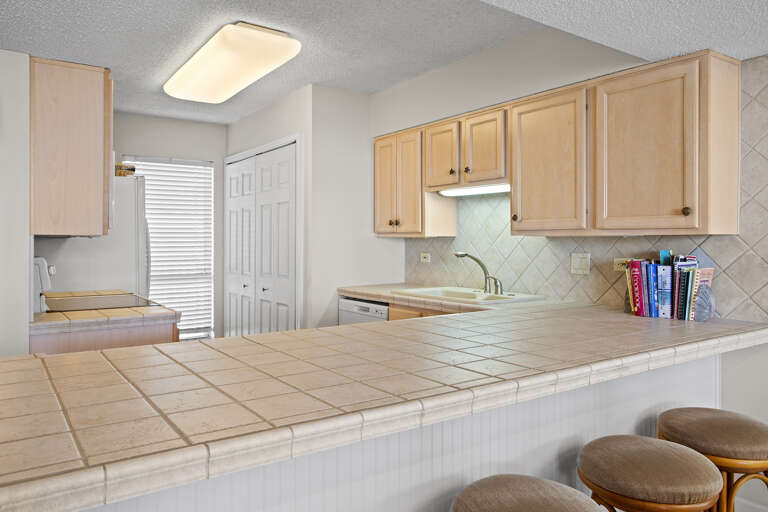 04-Mainsail-382-Kitchen