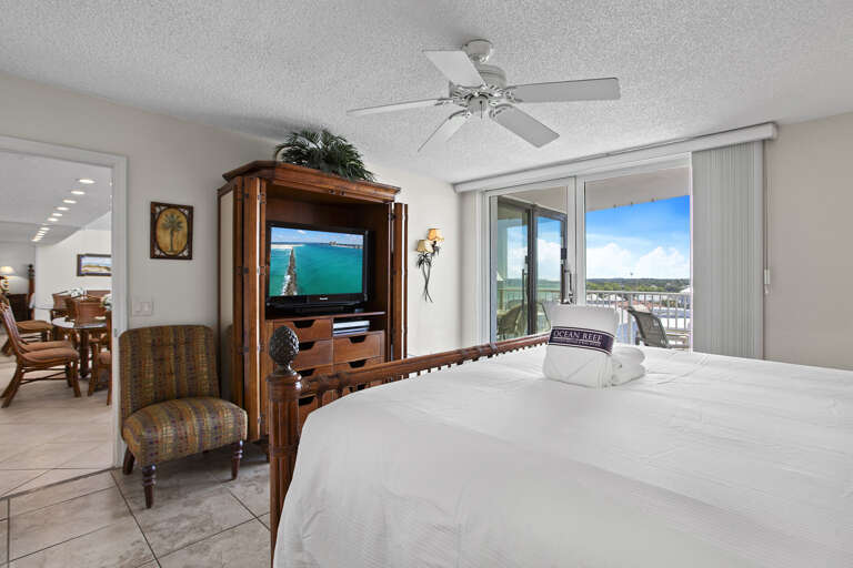 06-Mainsail-382-Primary-Bedroom-Alt