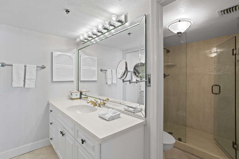 07-Mainsail-382-Primary-Bathroom