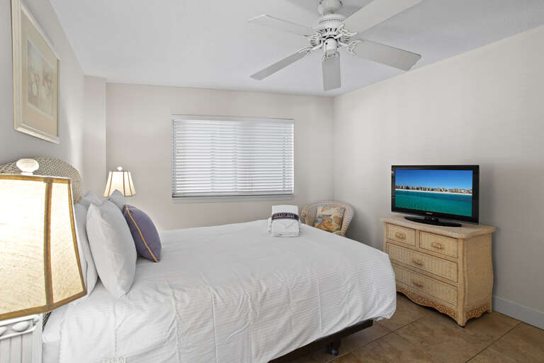 08-Mainsail-382-Guest-Bedroom