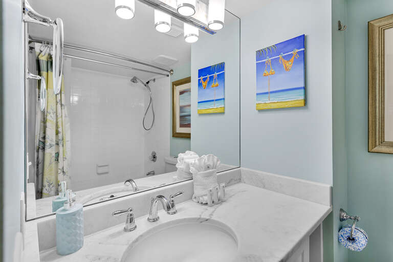 Mainsail 472 Guest Bathroom 2