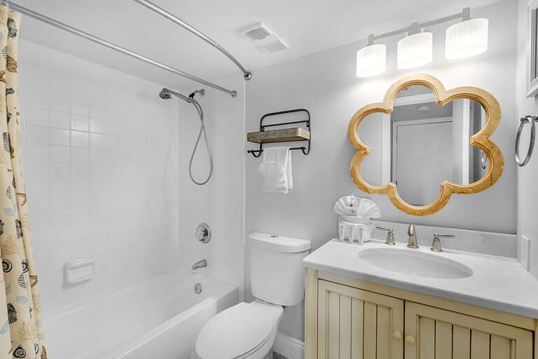 Mainsail 472 Guest Bathroom