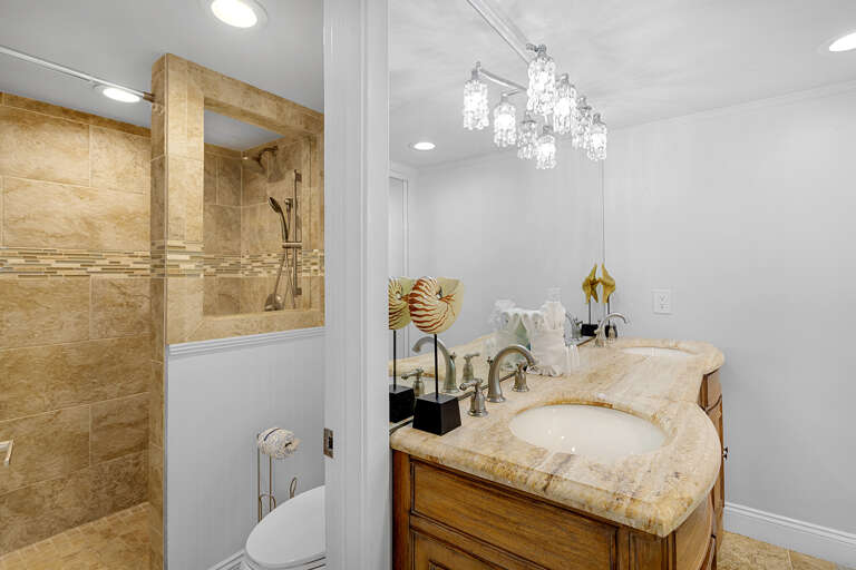 Mainsail 472 Master Bathroom