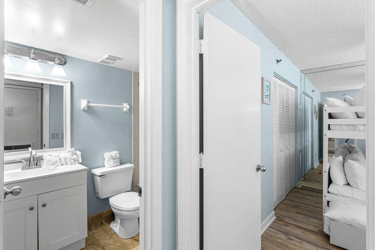 Mainsail 268 Guest Bath Entrance