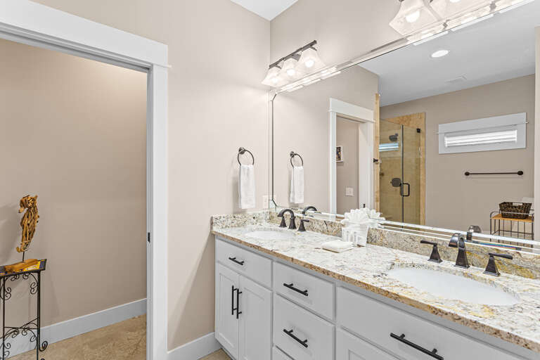 Salty Seahorse Cottage Primary Bathroom