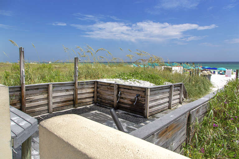 19-Edgewater-Outdoor-Showers