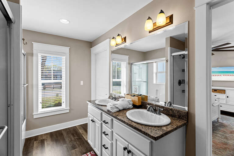 The Sandtrap Primary Bathroom