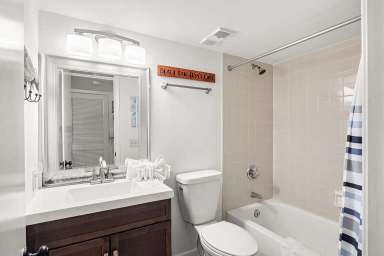 Mainsail 322 Guest Bathroom 2