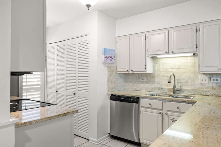 Mainsail 322 Kitchen Alt 3