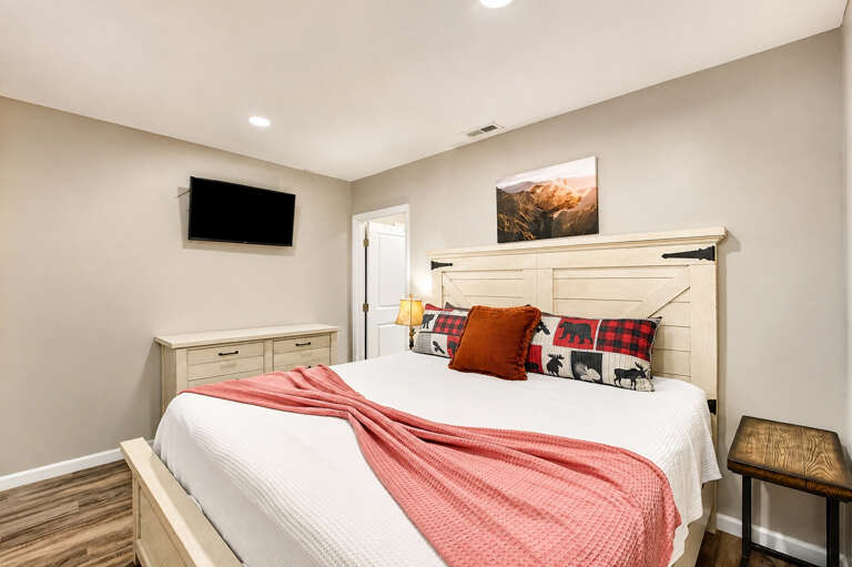 60_two_br_king_bedroom